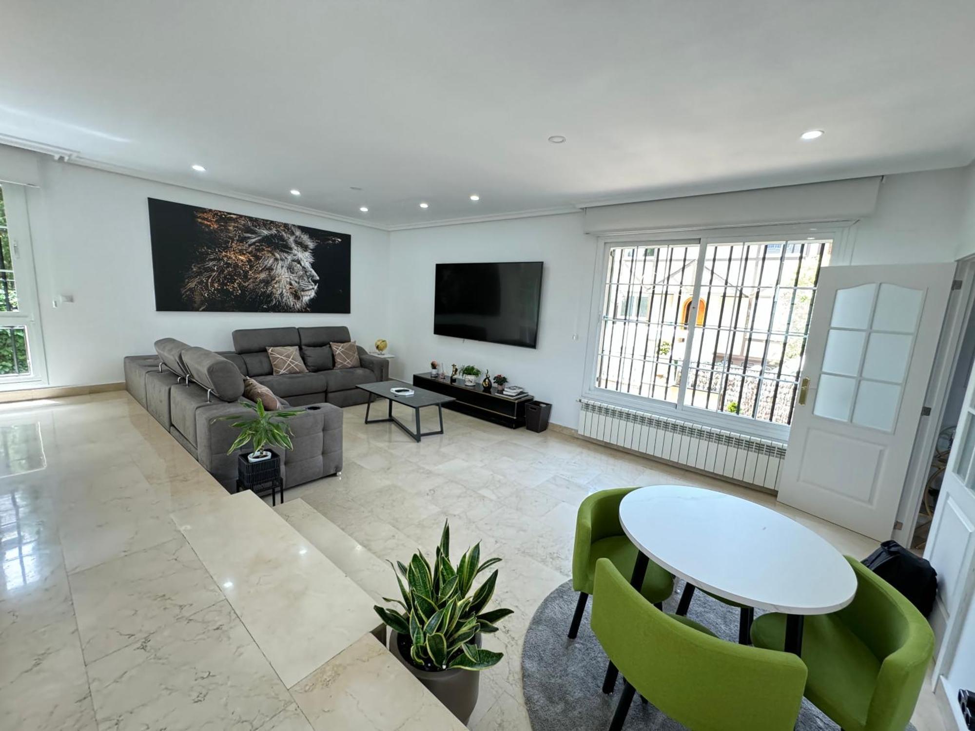 Holiday home Moderna Casa De Lujo Con Jacuzzi En El Jardin Madrid